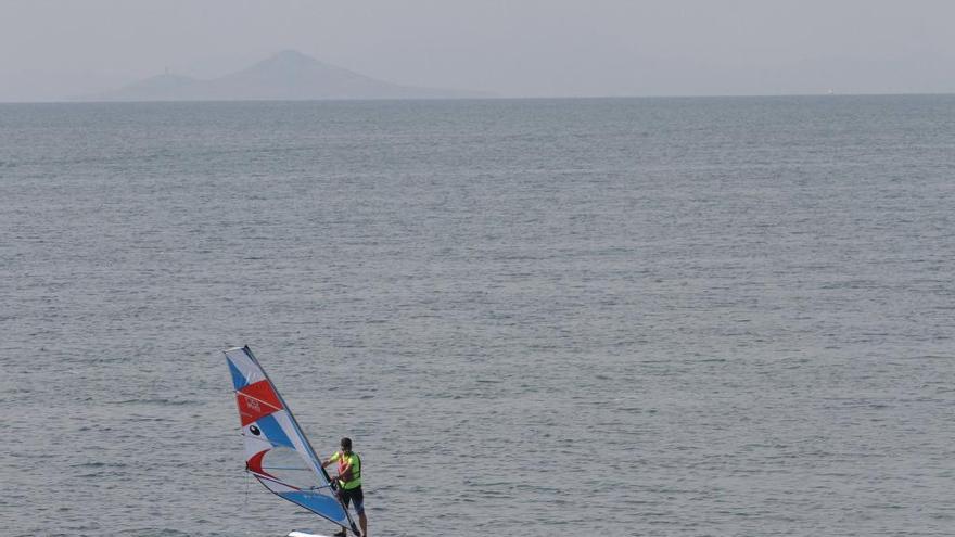 Un windsurfista surcando ayer la aguas frente a San Pedro del Pinatar.