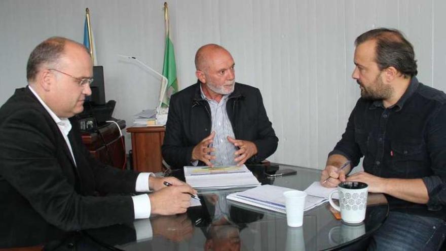 Antonio Lamas, José Manuel Bouzón y Rafael Cuiña, durante su reunión de ayer.