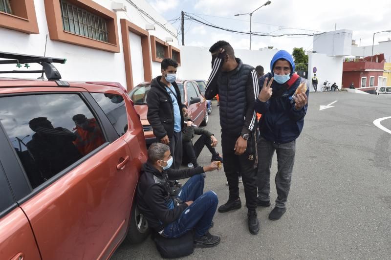 Inmigrantes a las puertas del campamento Canarias 50