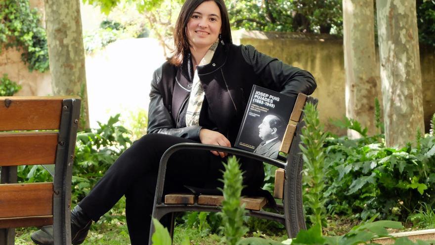 Anna Teixidor amb el seu llibre als jardins Puig Pujades