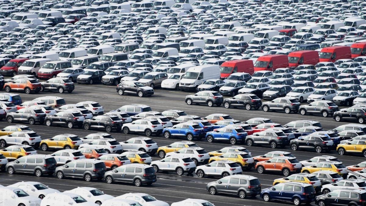 Automóviles estacionados en un aparcamiento antes de ser embarcados.