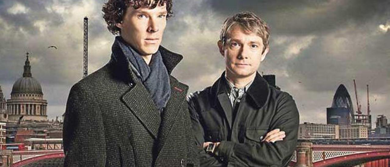 Benedict Cumberbatch como el investigador y Martin Freeman como Watson, en la serie &#039;Sherlock&#039;.