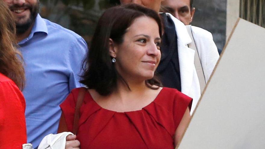 La secretaria de Política Municipal del PSOE, Adriana Lastra a su llegada esta mañana a la sede del PSOE, en la madrileña calle Ferraz