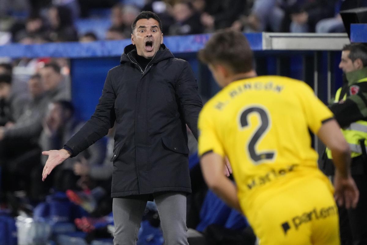 Míchel grita durante el partido de este lunes contra el Alavés.