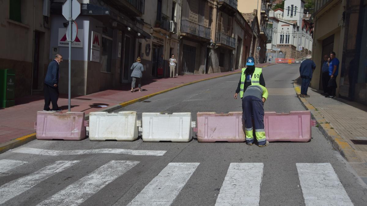 Personal de les obres col·locant tanques