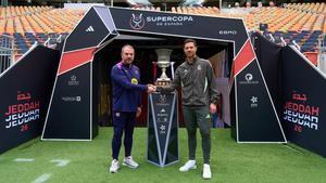 El encuentro de Hansi Flick y Xabi Alonso en el césped antes de la final de la Supercopa de España