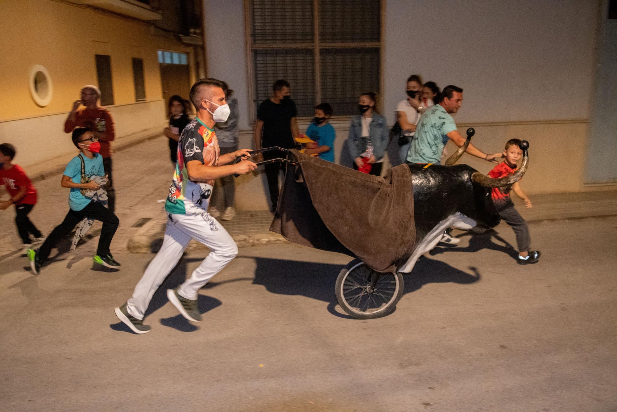 El encierro infantil hace las delicias de los niños en Almassora