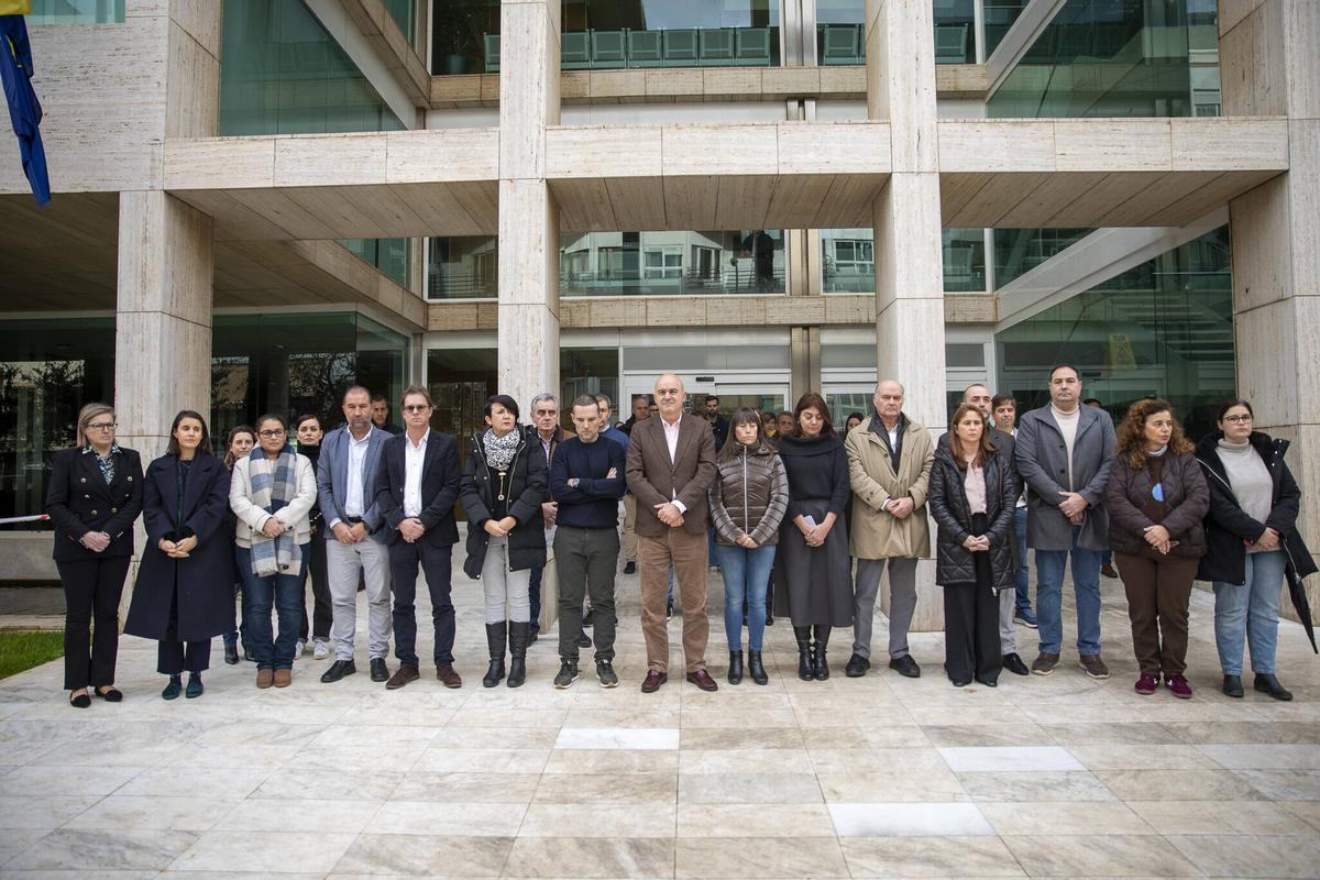 Minuto de silencio en el Consell de Ibiza