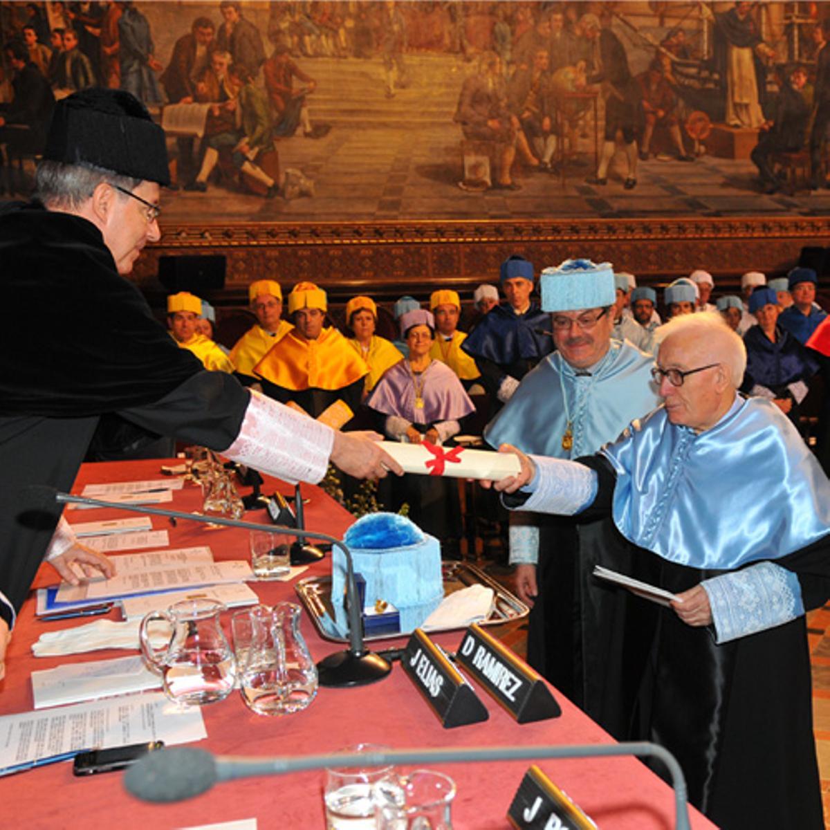 Mossèn Josep Perarnau rebent el títol de Doctor Honoris Causa per la Universitat de Barcelona l'any 2009