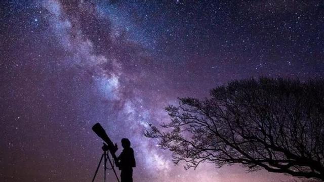 El programa de actividades de observación y divulgación astronómica permite comprender mejor el cielo de Eivissa. | D.I.