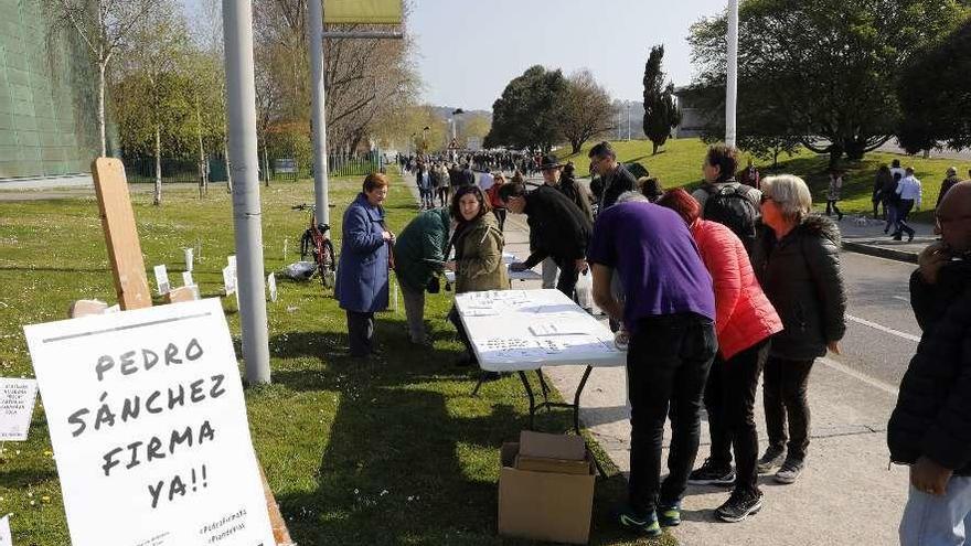 Ciudadanos firmando ayer en favor del convenio del plan de vías a las puertas del rastro.