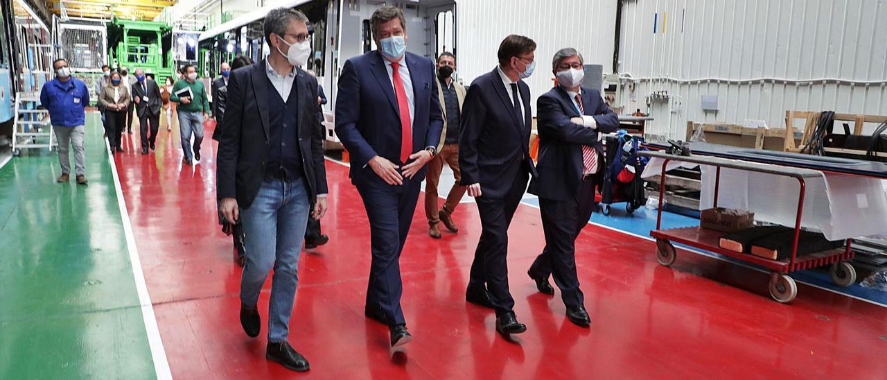 El president, Ximo Puig, y el conseller Arcadi España, visitando ayer la factoría de Stadler en el municipio valenciano de Albuixech. | INFORMACIÓN