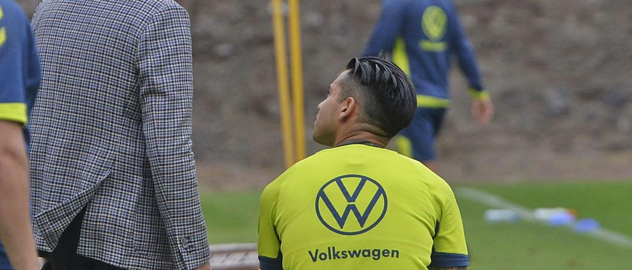 Miguel Ángel Ramírez y Sergio Araujo charlan en un momento de descanso durante el entrenamiento de ayer en Barranco Seco. | | JOSÉ CARLOS GUERRA