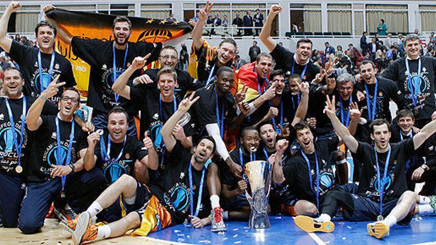 Los jugadores del Valencia celebran el título en Kazán.