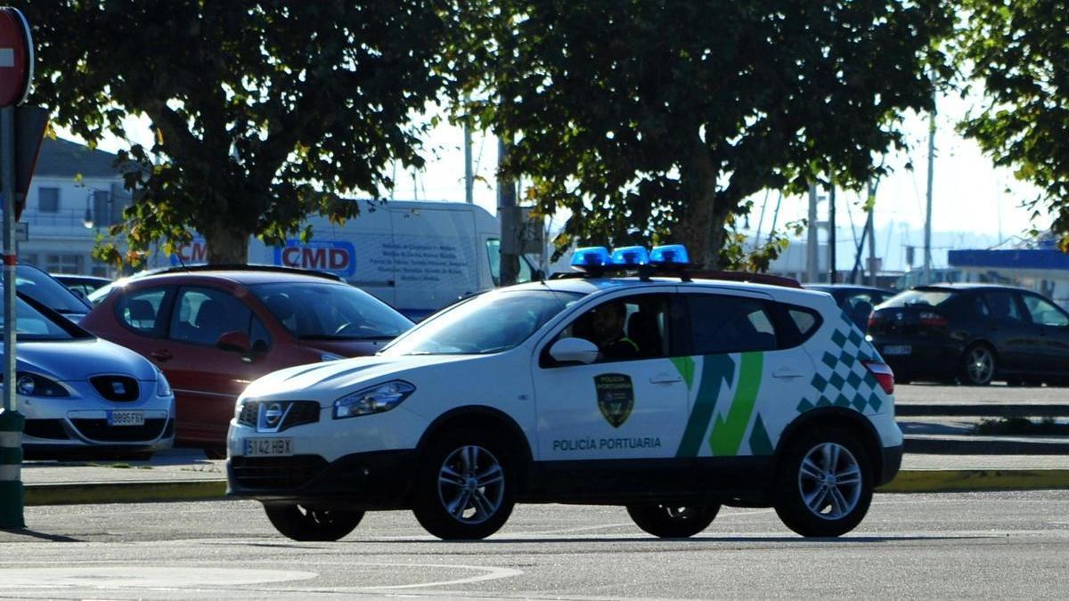 Un vehículo de la Policía portuaria de Vilagarcía.
