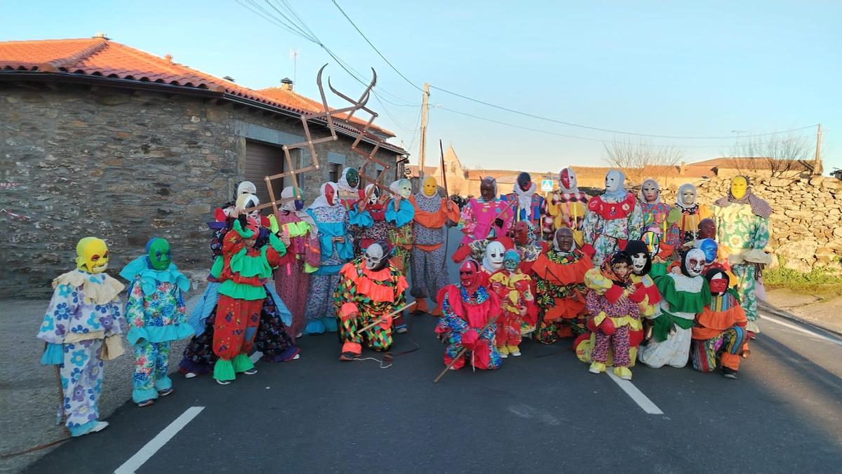La cencerrada de Villanueva de Valrojo desafía al frío La cencerrada de Villanueva de Valrojo desafía al frío