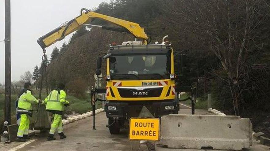 Diversos operaris acabant d&#039;instal·lar les barreres de formigó a la carretera que va de Llívia a Estavar