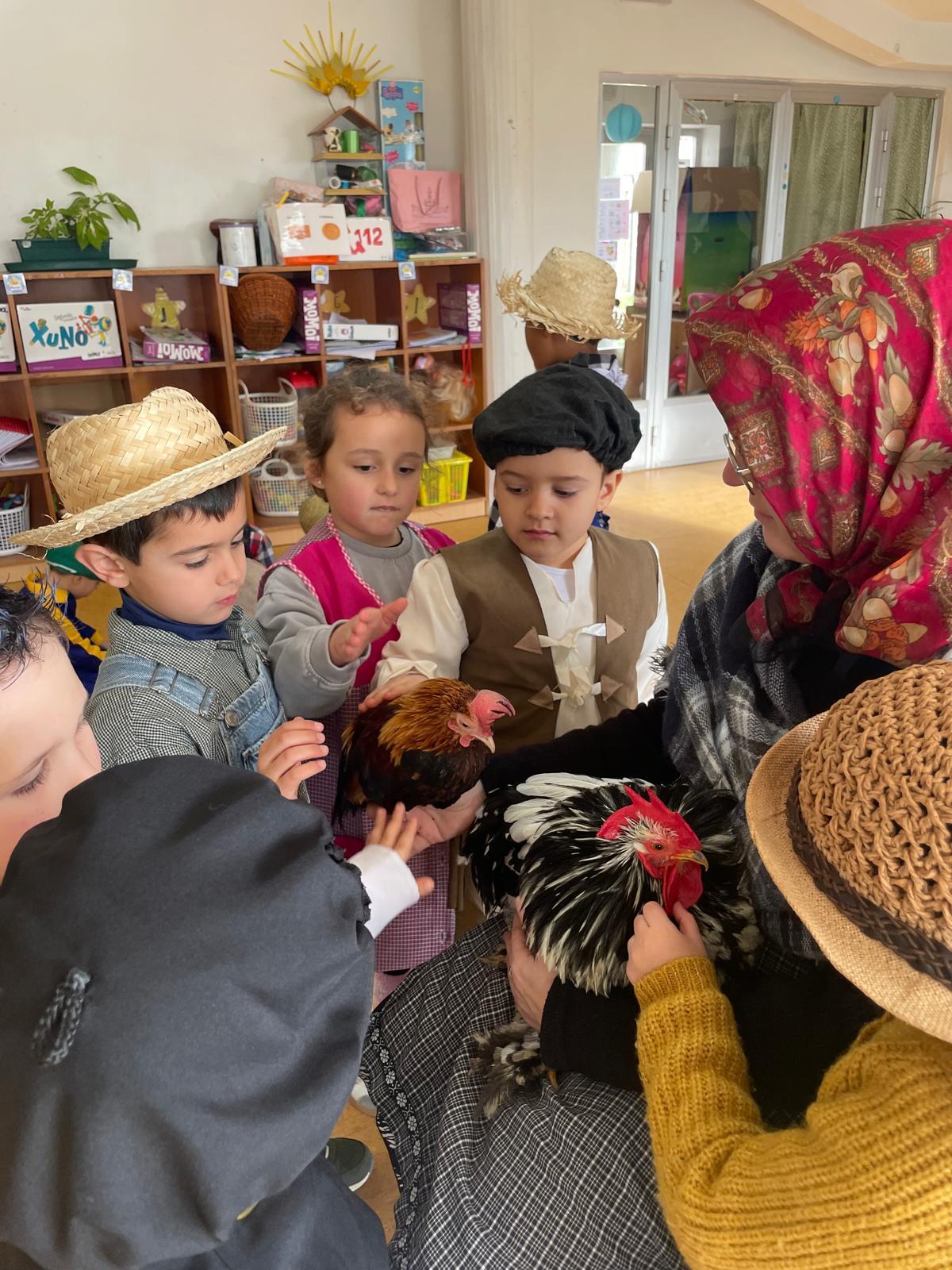 Los alumnos recibieron la visita de un gallo y una gallina.