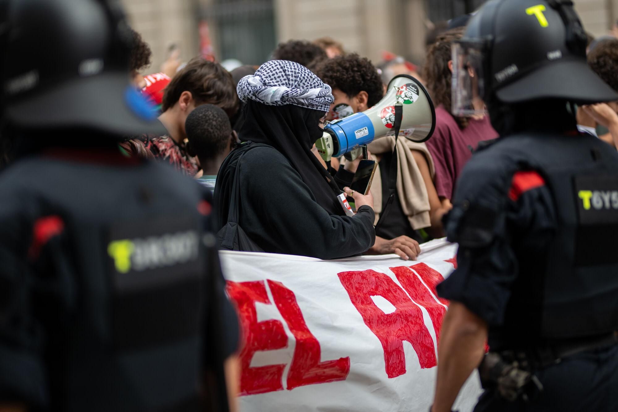 Varias personas durante una manifestación del sindicato de Estudiantes en apoyo al pueblo palestino, a 2 de octubre de 2025, en Barcelona, Cataluña (España). La protesta está convocada como parte de la huelga general estudiantil en apoyo al pueblo palestino, en protesta contra la intervención militar de Israel y la crisis humanitaria en Gaza. 02 OCTUBRE 2025;MANIFESTACIÓN;CONCENTRACIÓN;ESTUDIANTES;PALESTINA;PROPALESTINA; Lorena Sopêna / Europa Press 02/10/2025. Lorena Sopêna;category_code_new;