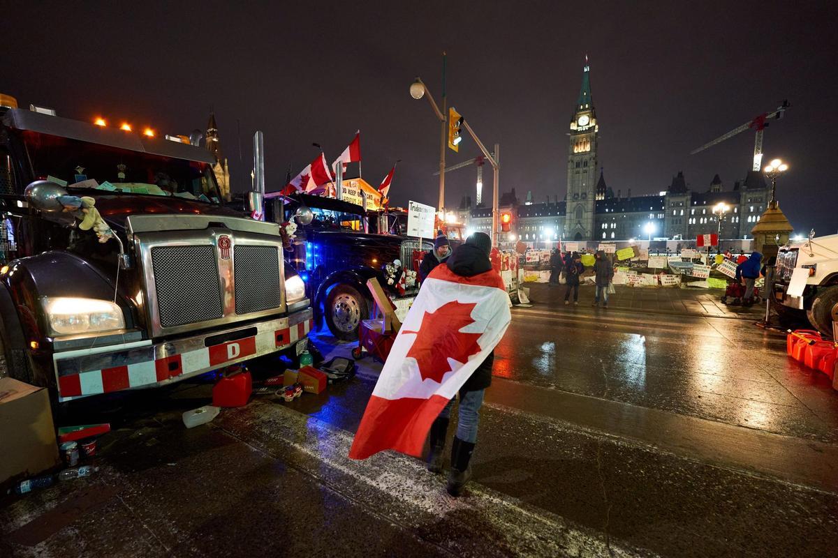 Manifestantes se reunen para protestar por los mandatos de vacunación en el centro de Ottawa, Ontario, Canadá, este 9 de febrero de 2022. EFE/EPA/Andre Pichette