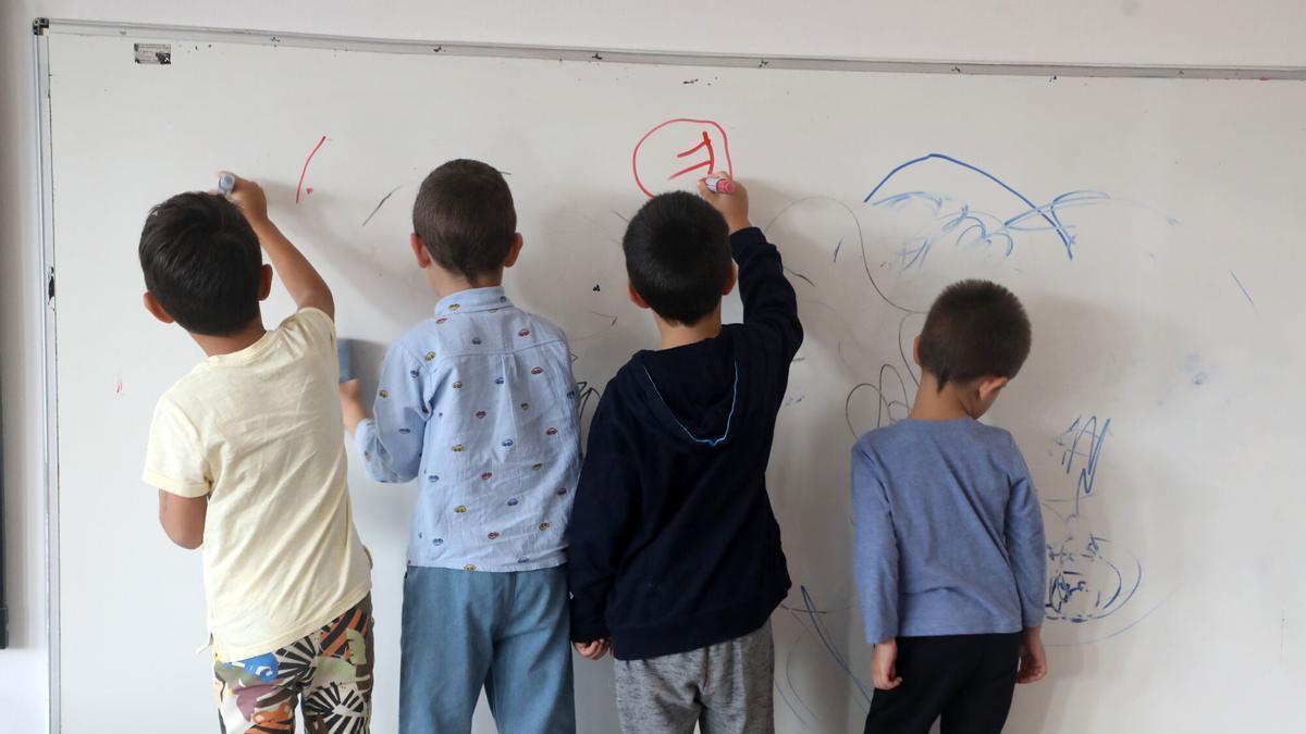 Escolares juegan en un aula.