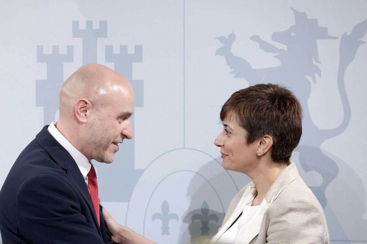 El nuevo delegado del Gobierno en Catalunya, Carlos Prieto, con la portavoz del ejecutivo español, Isabel Rodríguez