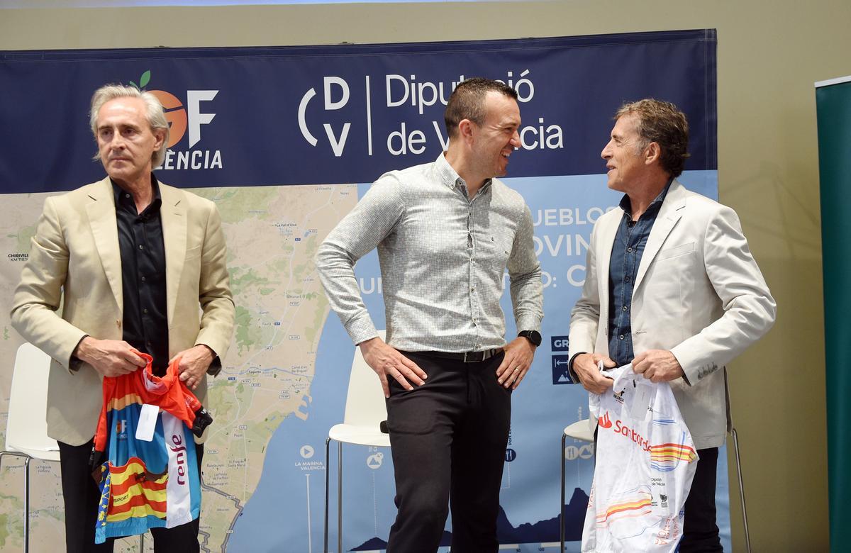 Javier Castellar, Vicent Mompó y Perico Delgado, durante la presentación.