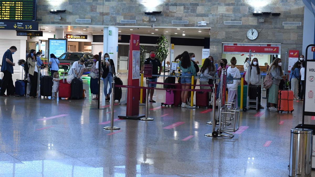 Pasajeros en la terminal de Alvedro.