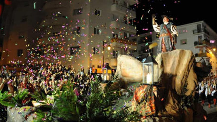 Un momento de la entrada triunfal del Rey Cristiano 2011, Rafa Ramón, de la filà Corsaris de Altea.