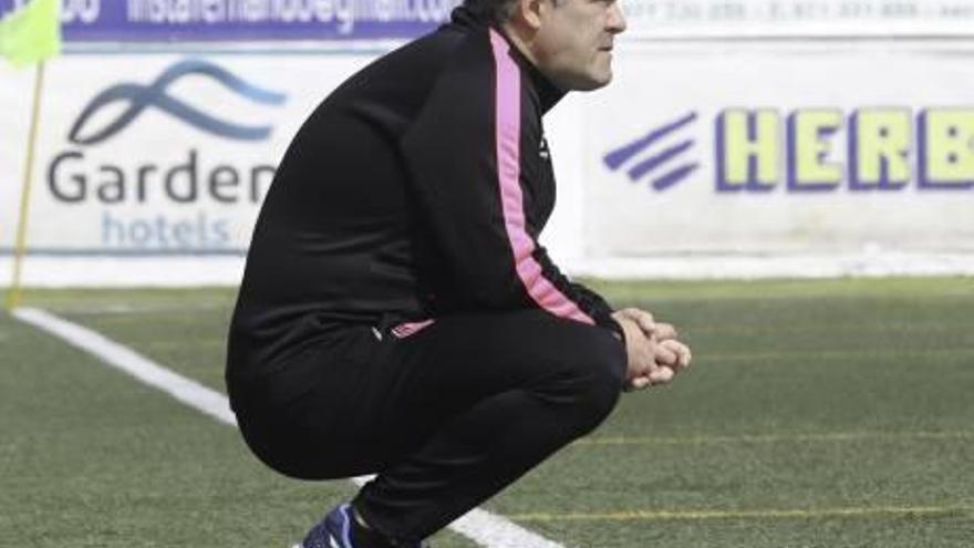 El técnico del Hércules Josip Visnjic sigue el partido con atención desde la banda.