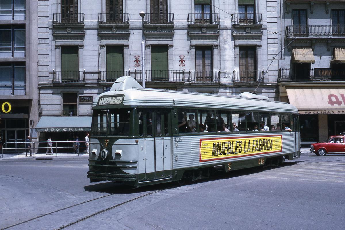 Fotografía del tranvía 218 en la Pza. de España, probablemente el último tranvía nuevo construido en España, en  concreto en Zaragoza para la compañía concesionaria. Los siguientes lo fueron para Valencia ya en los años noventa.