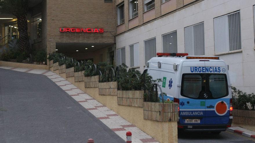 Imagen de la entrada de Urgencias del centro para las ambulancias.