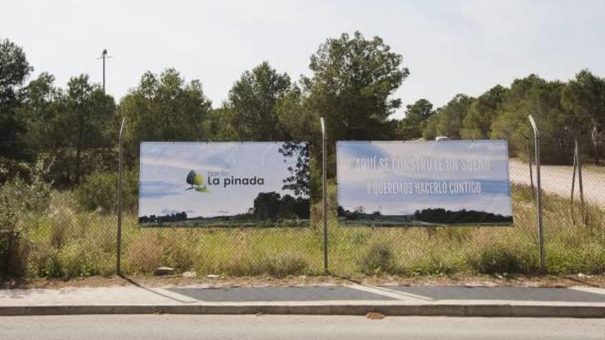 La promotora ya ha puesto los primeros carteles.