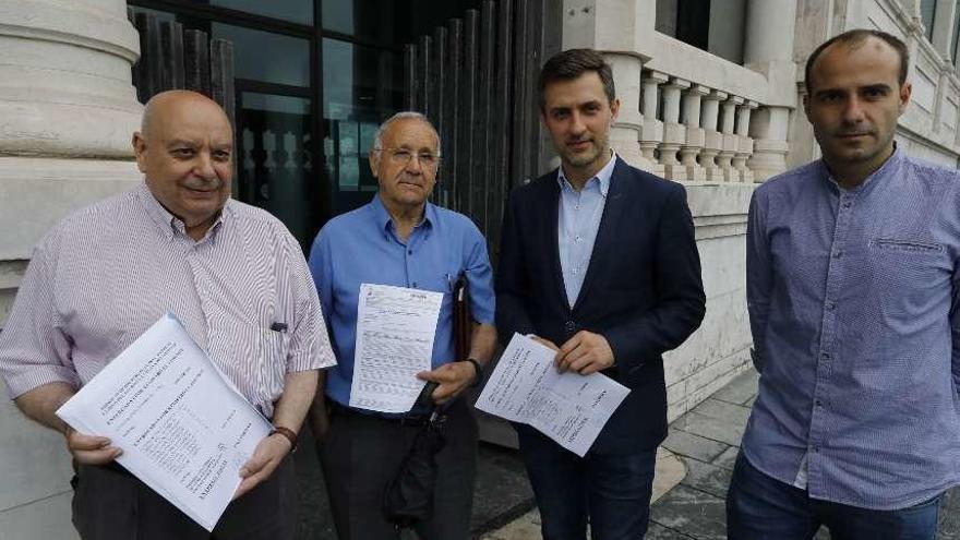 Por la izquierda, Álvaro Tuero y Luciano González, representantes de &quot;Atalía&quot;; José María Pérez y César González, portavoz y concejal del PSOE en el Ayuntamiento, con las firmas recogidas.