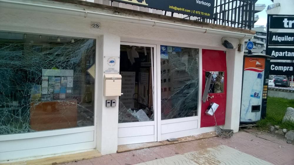 El caixer automàtic i les destrosses provocades per l''explosiu a la immobiliària