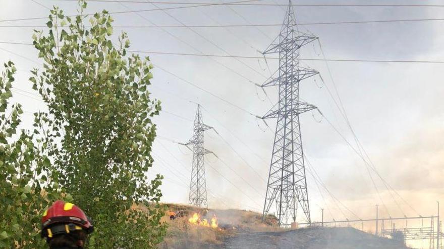 Incendio de matorral cerca de la central de Escucha