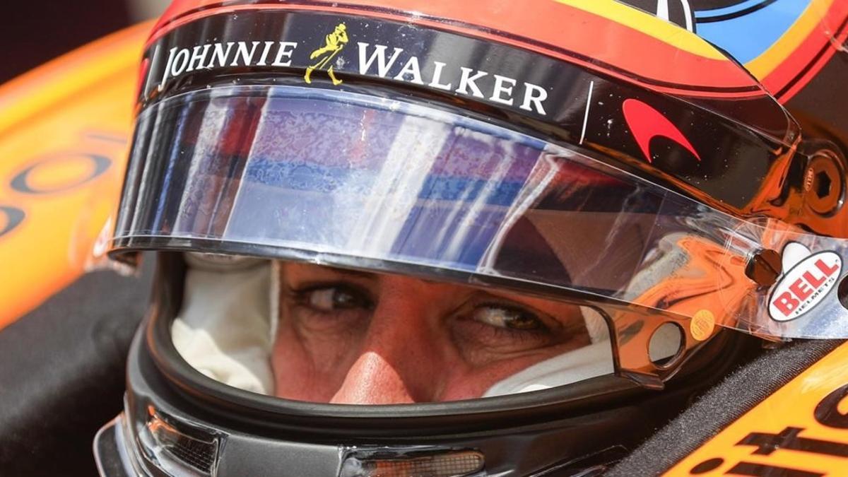 Fernando Alonso, en el interior de su McLaren-Honda, de la Indy.