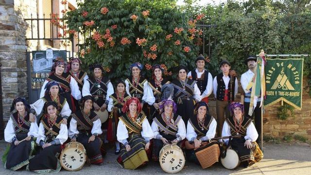 Arriba, grupo de Aulas de Música de Aliste y Tras os Montes. A la izquierda, cantantes de la orquesta Kronos. | CH. S.
