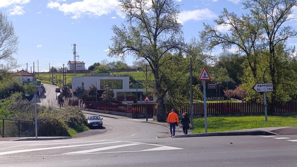 Zona del camino de Paredes donde se urbanizará un tramo de 550 metros y se renovarán los servicios de saneamiento y abastecimiento de agua.