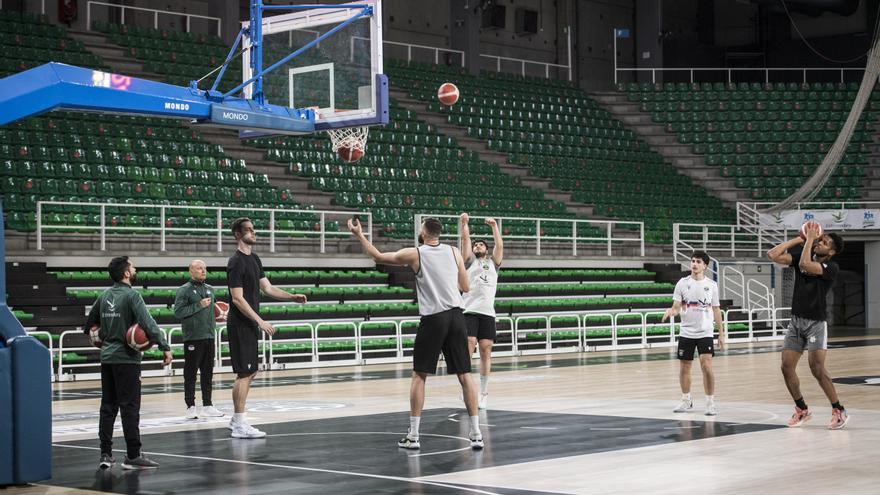 Varios jugadores del Sagrado ayudan a entrenar al Cáceres