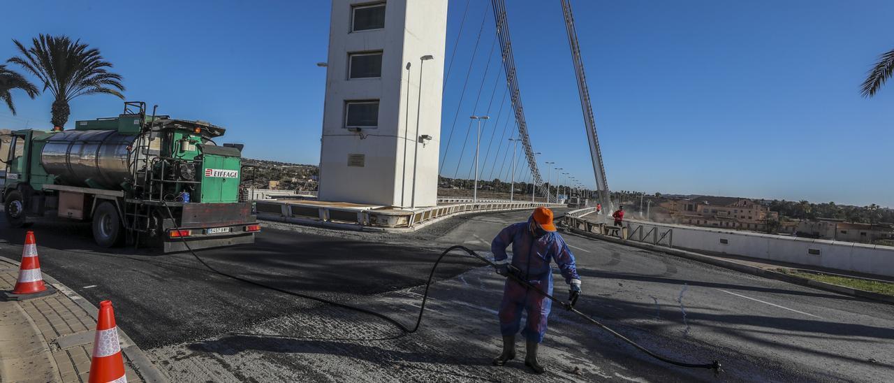 Obras de asfaltado en el puente del Bimil.lenari