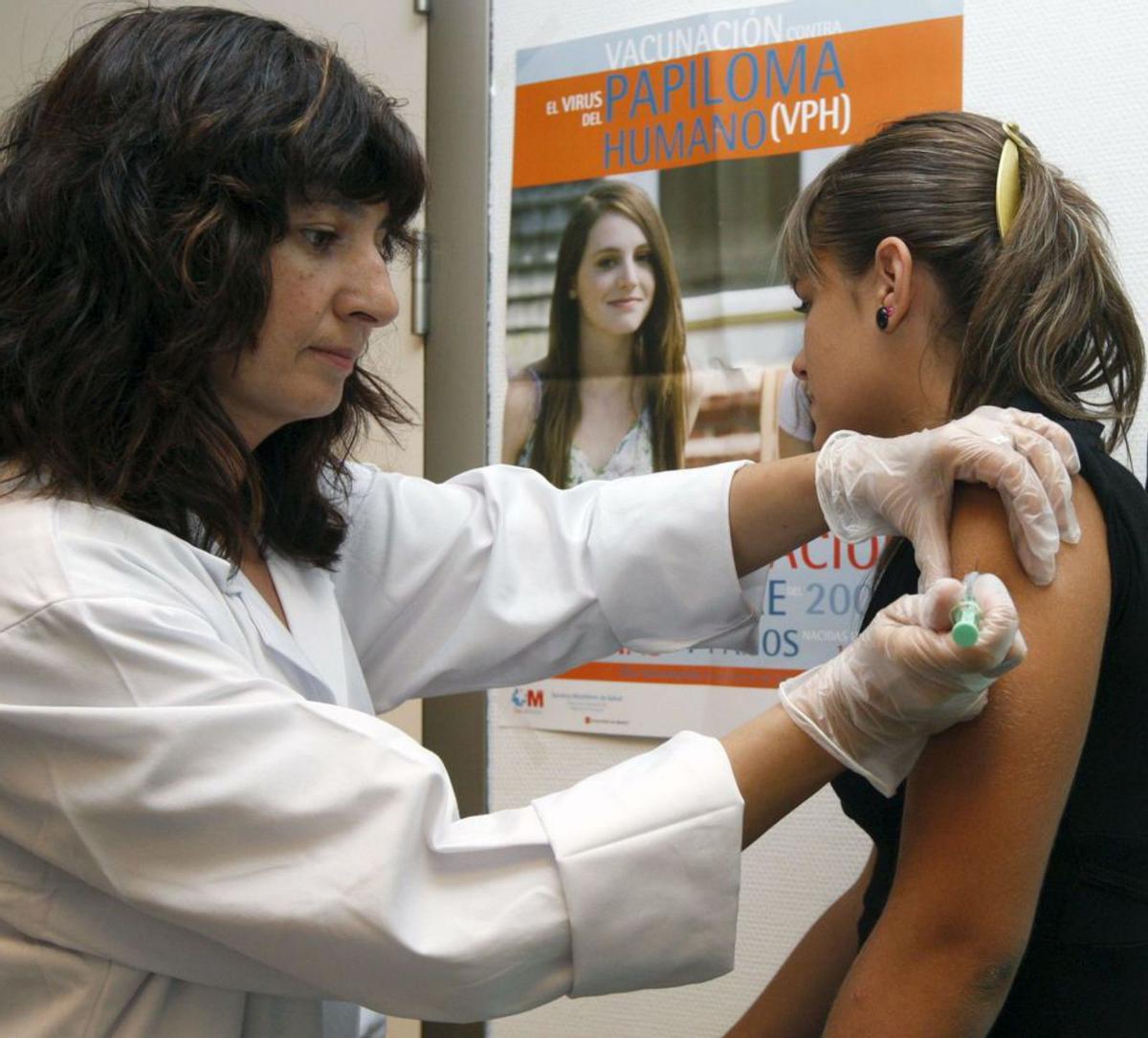 Una joven recibe la vacuna del Virus del Papiloma Humano (VPH) | . // BERNARDO RODRÍGUEZ/EFE