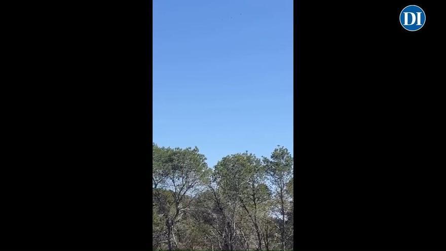 El helicóptero durante la extinción del fuego.