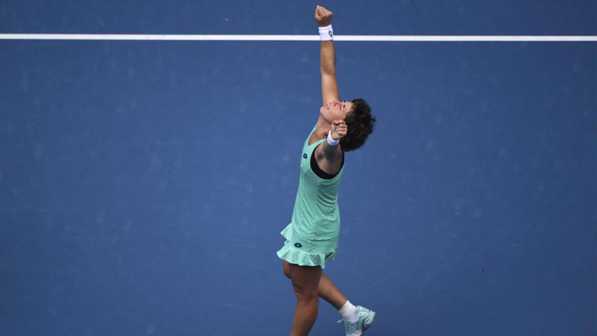 Carla Suárez celebra su pase a cuartos en Australia con los brazos en alto