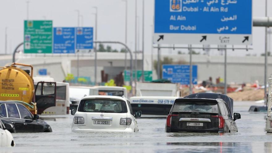 Emiratos Árabes vive las mayores precipitaciones en 75 años