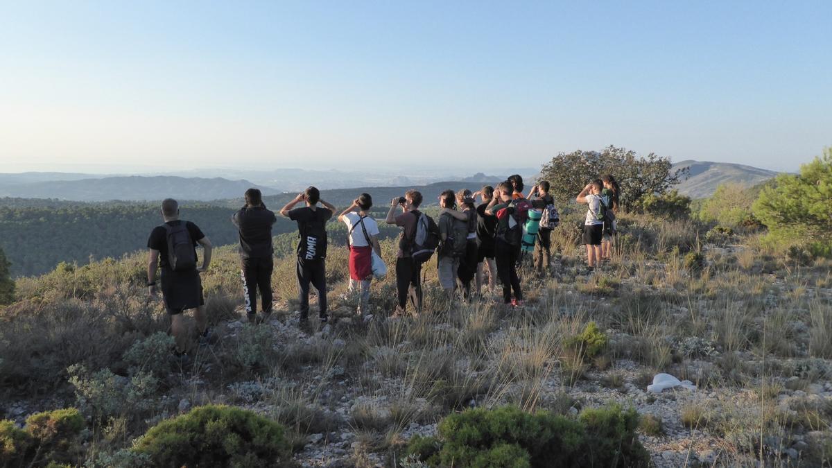 Un grupo de alumnos de un IES de Callosa d’en Sarrià acude a la berrea en La Carrasqueta, en una imagen de archivo.