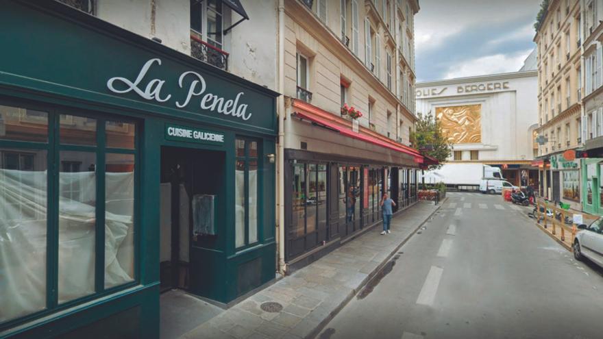 Exterior del restaurante La Penela de París con el Folies Bergère de fondo.   | // LA OPINIÓN