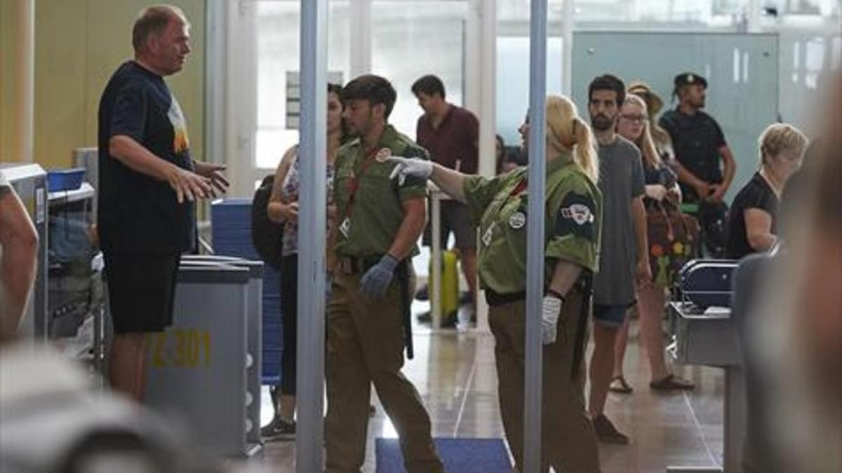 Trabajadores de Eulen en El Prat.