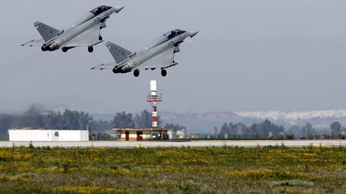 Dos caza 'Eurofighter' despegan de la base de Morón