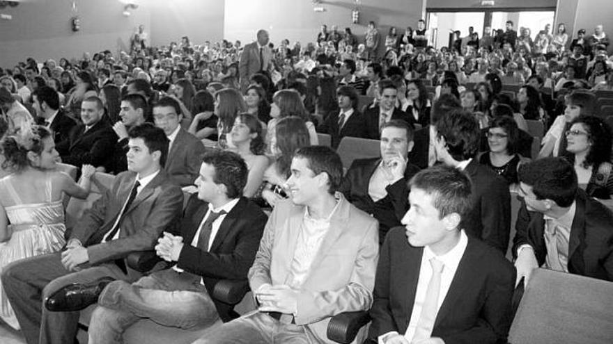 Alumnos de FP  y Bachillerato celebran su graduación en el instituto praviano